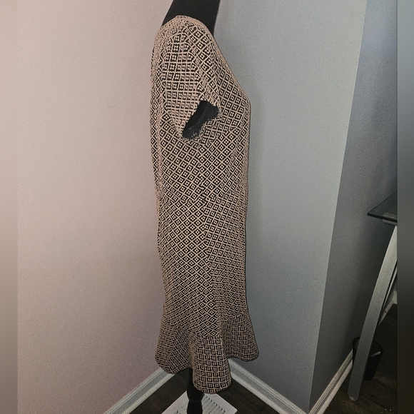 LOFT Beige & Navy Blue Geometric Patterned Ruffle Dress - Size 14 NWT - Picture 3 of 8